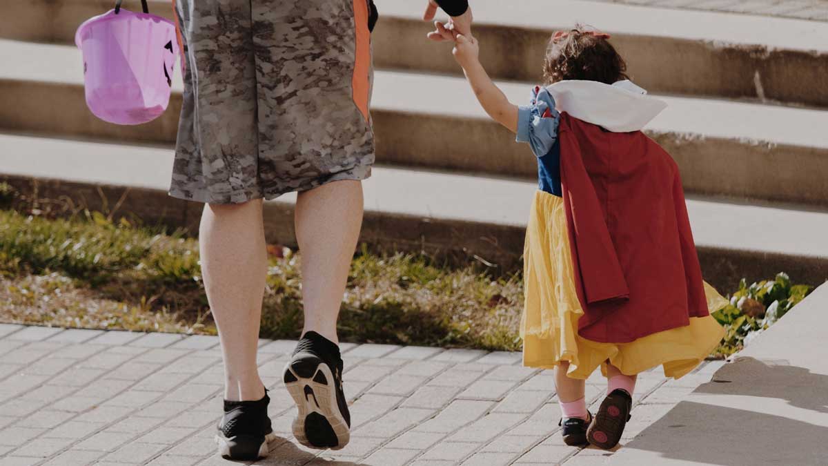 How to Keep Your Kids Safe While Trick or Treating